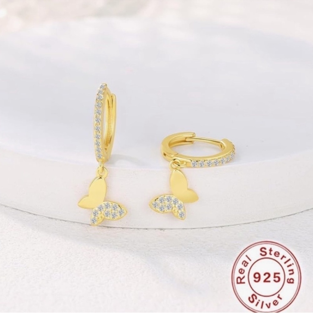 NWOT 18 K gold plated Small Butterfly Hoop Earrings. 🦋 NWOT - Picture 2 of 5